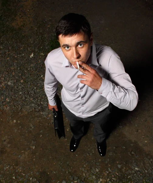 Karanlıkta yalnız sigara içen — Stok fotoğraf