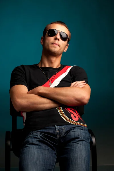 Cool chlap nosí sluneční brýle — Stock fotografie