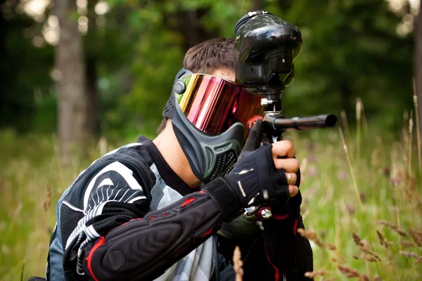 Paintball shooter in the field — Stock Photo, Image