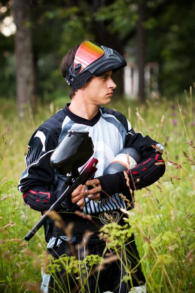 Paintball shooter in the field — Stock Photo, Image