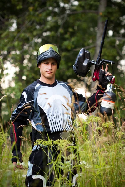 Paintball schutter in het veld — Stockfoto