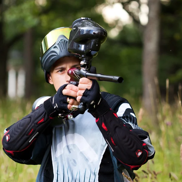 Paintball atirador apontando a arma — Fotografia de Stock