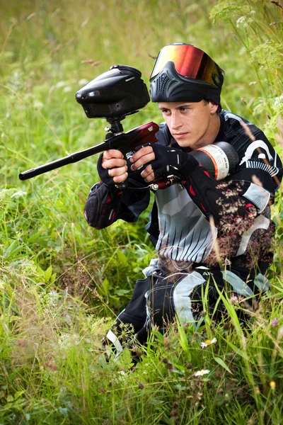 Paintball shooter aiming the gun — Stock Photo, Image