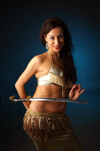 Танцівниця живота тримає меч на її боці — стокове фото