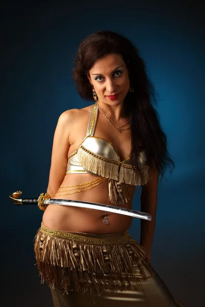 Danzatrice ventre tenendo una spada sul fianco — Foto Stock