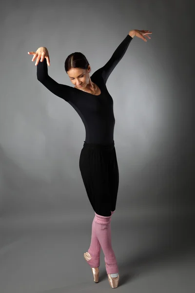 Posierende Balletttänzerin — Stockfoto