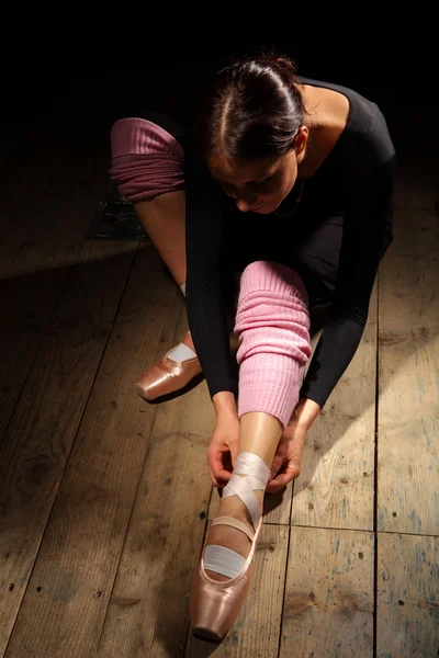 Балетная танцовщица завязывала пуанты — стоковое фото