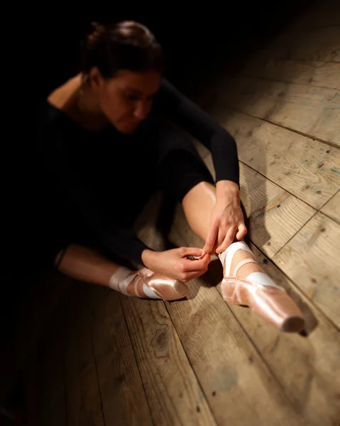 Ballet dancer tie up her pointes — Stock Photo, Image