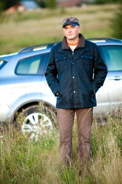 Adulto hombre y coche como el fondo — Foto de Stock