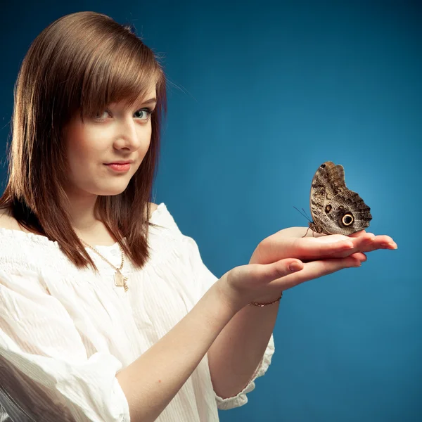 Junge schöne Frau mit einem Schmetterling — Stockfoto