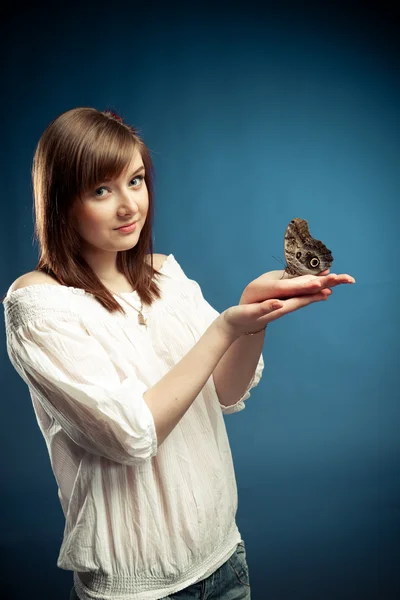 Attraktives Mädchen mit einem Schmetterling — Stockfoto