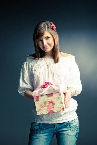Young beautiful woman holding a gift — Stock Photo, Image