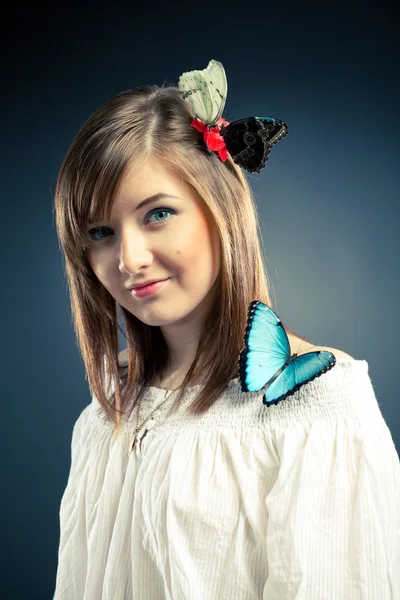 Fată frumoasă și fluture pe umărul ei — Fotografie, imagine de stoc