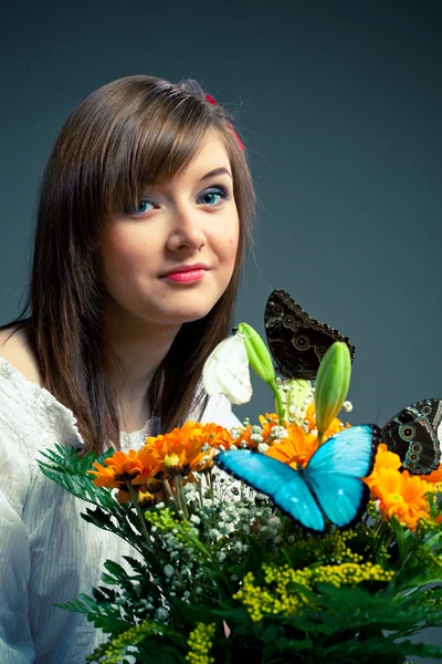 Красивая девушка и цветы — стоковое фото