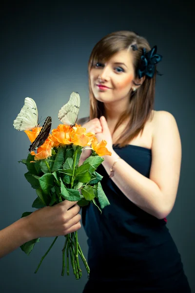 Schöne Mädchen bekommen einen Blumenstrauß — Stockfoto