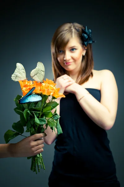 Mädchen erhält einen Blumenstrauß — Stockfoto