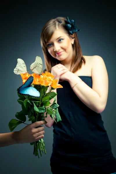 Blumenstrauß gegen ein glückliches Mädchen — Stockfoto