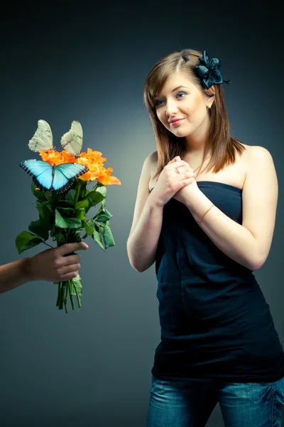 Mädchen erhält einen Blumenstrauß — Stockfoto