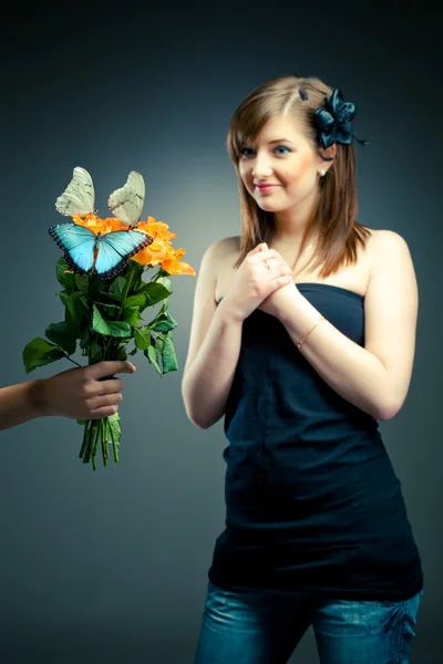 Blumenstrauß gegen ein glückliches Mädchen — Stockfoto