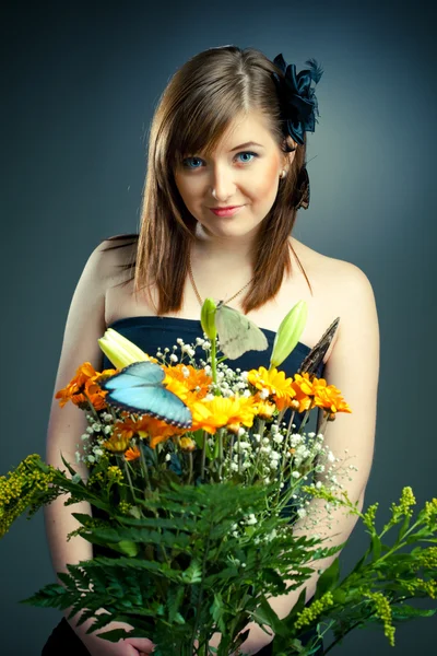Schöne Mädchen und Blumen — Stockfoto