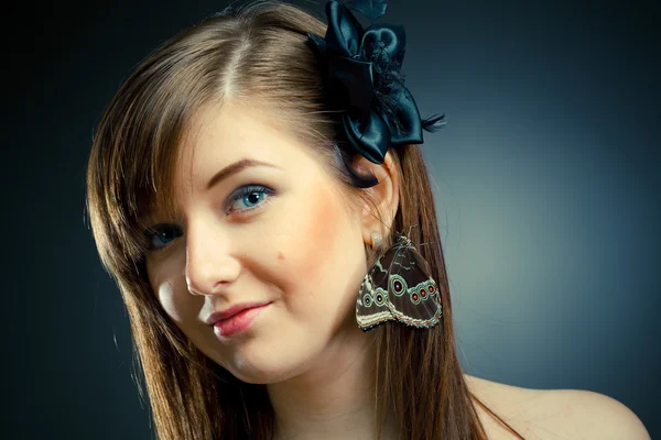 Menina bonita e borboleta em sua orelha — Fotografia de Stock