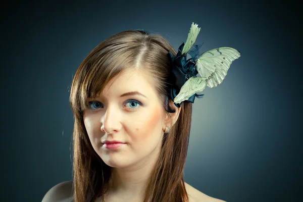 Menina bonita e borboletas em seu cabelo — Fotografia de Stock