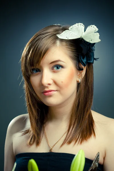 Hermosa chica y mariposa en su pelo —  Fotos de Stock