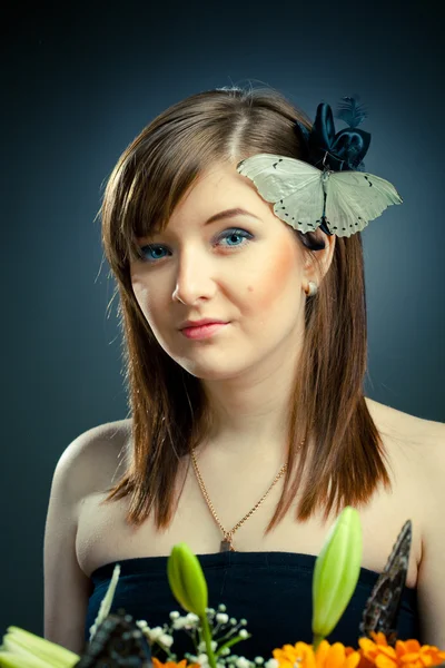 Beautiful girl and butterfly on her hair — Stock Photo, Image