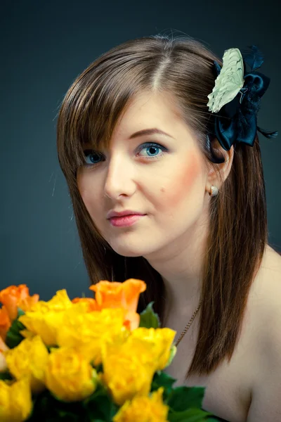 Bella ragazza e fiori — Foto Stock