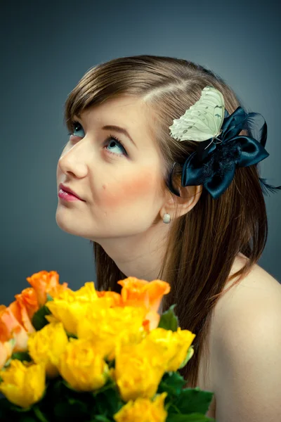 Porträt eines schönen Mädchens und Blumen — Stockfoto
