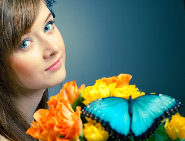 Vacker flicka, fjäril, blommor och kopia-utrymme — Stockfoto