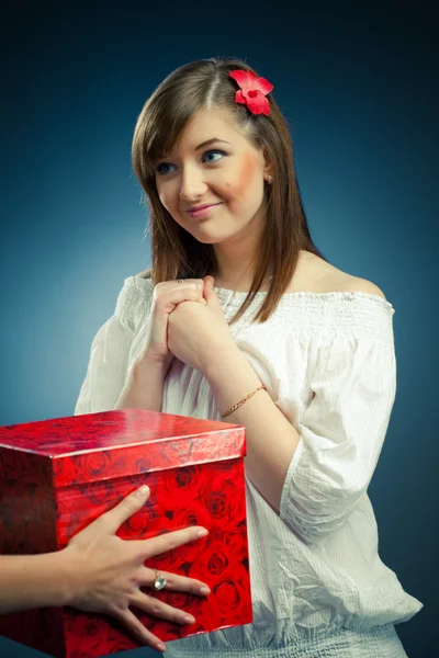 Attraktiva flicka får en gåva — Stockfoto