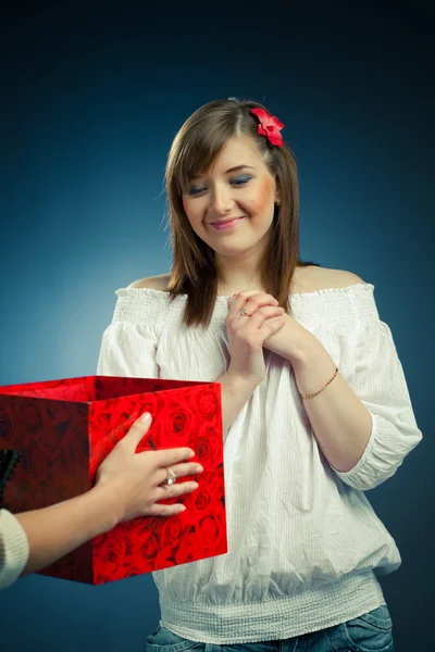 Vacker flicka får öppnade presentförpackning — Stockfoto