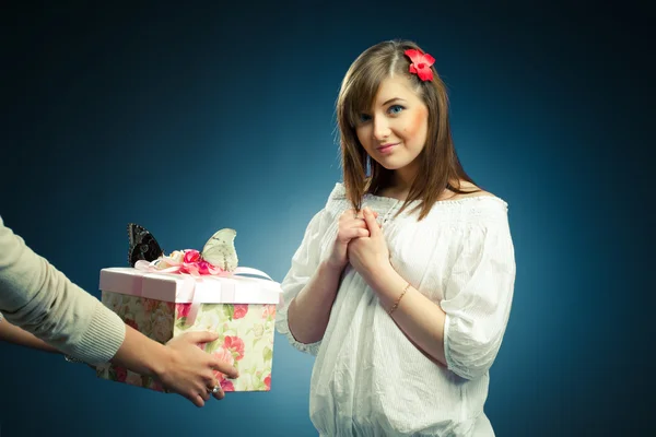 Beautiful girl receives a gift — Stock Photo, Image