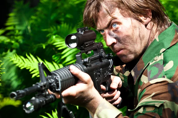 Soldat zielt mit dem Gewehr — Stockfoto