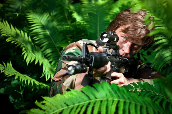 Soldat zielt mit Waffe — Stockfoto