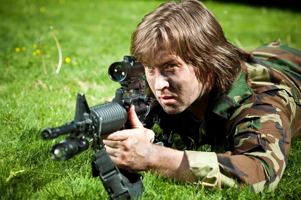 Soldat zielt mit dem Gewehr — Stockfoto