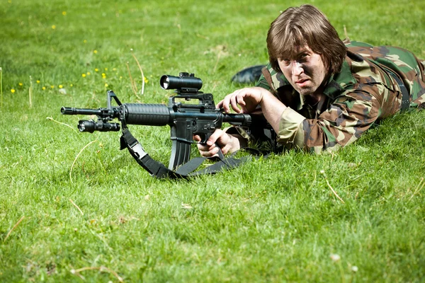 Soldier in the field — Stock Photo, Image