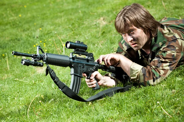 Soldier in the field — Stock Photo, Image