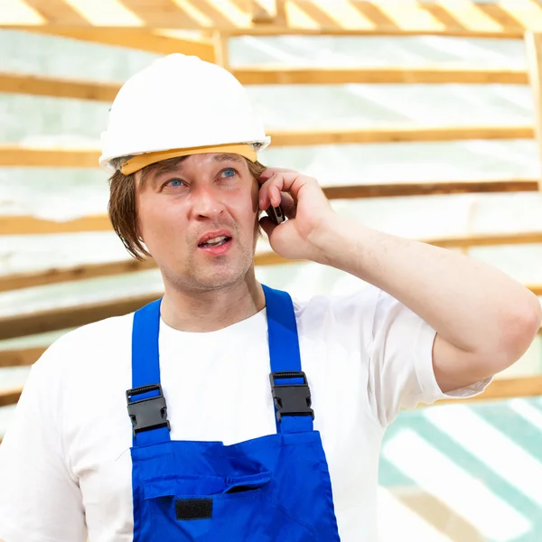 Bauarbeiter am Handy — Stockfoto