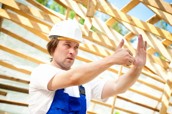 Builder tittar på byggprojektet — Stockfoto