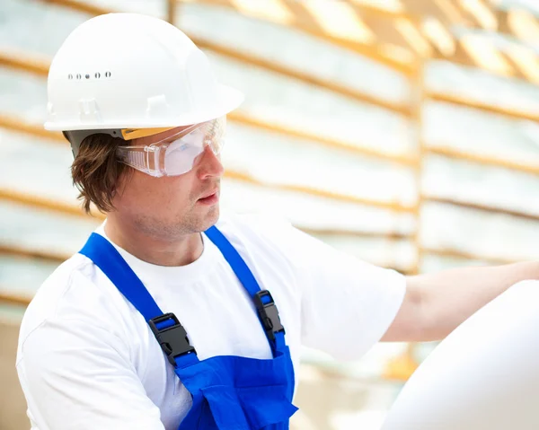 Builder manager looking at the construction plan — Stock Photo, Image