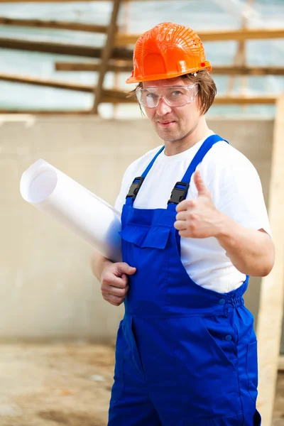 Sorrindo construtor segurando polegares para cima — Fotografia de Stock