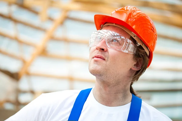 Builder looking at the construction project — Stock Photo, Image