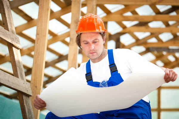 Builder tittar på konstruktionsplanen — Stockfoto