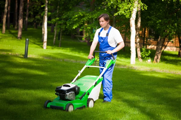Arka bahçede çim biçme makinesi adam — Stok fotoğraf