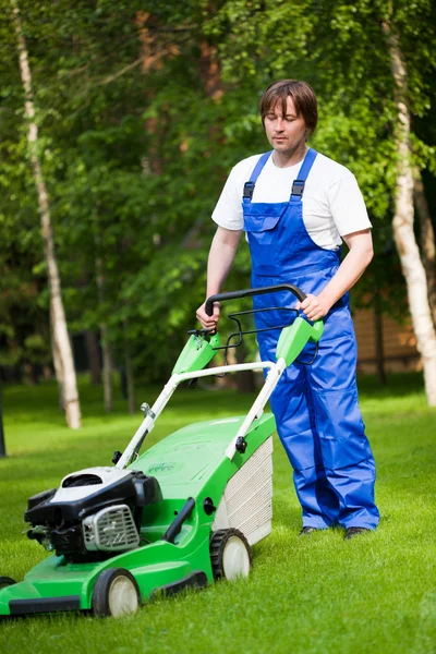 裏庭の芝生芝刈り機男 — ストック写真