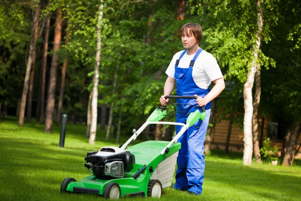Lawn mover man working on the backyard — Stock Photo, Image