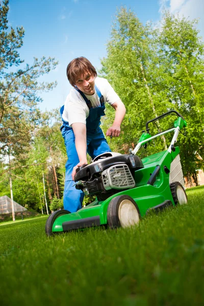 Lawn mower man start up the engine — Stock Photo, Image