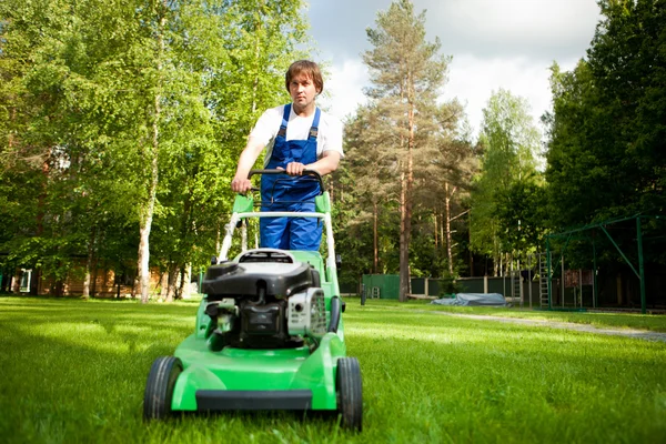 Arka bahçede çim biçme makinesi adam — Stok fotoğraf